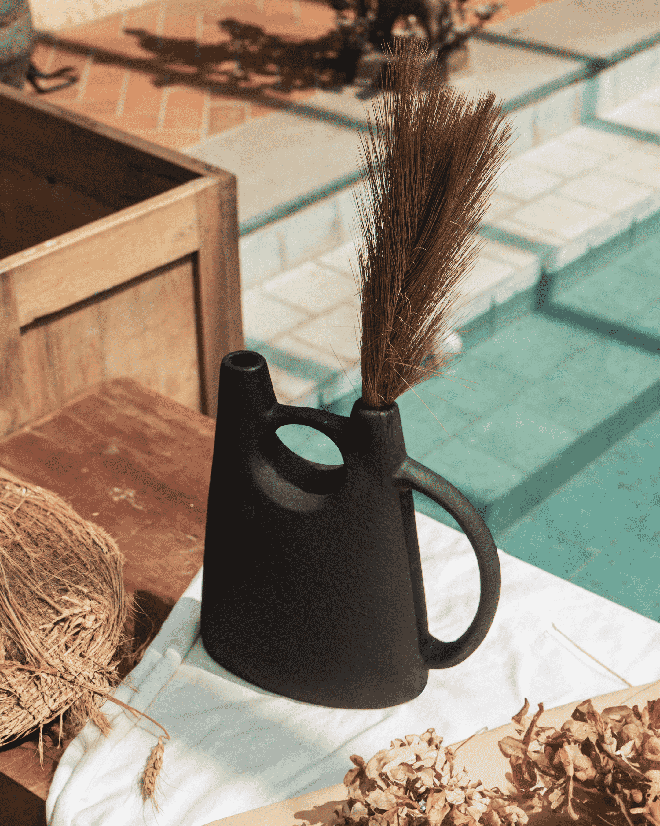 Country Noir Pourer Vase