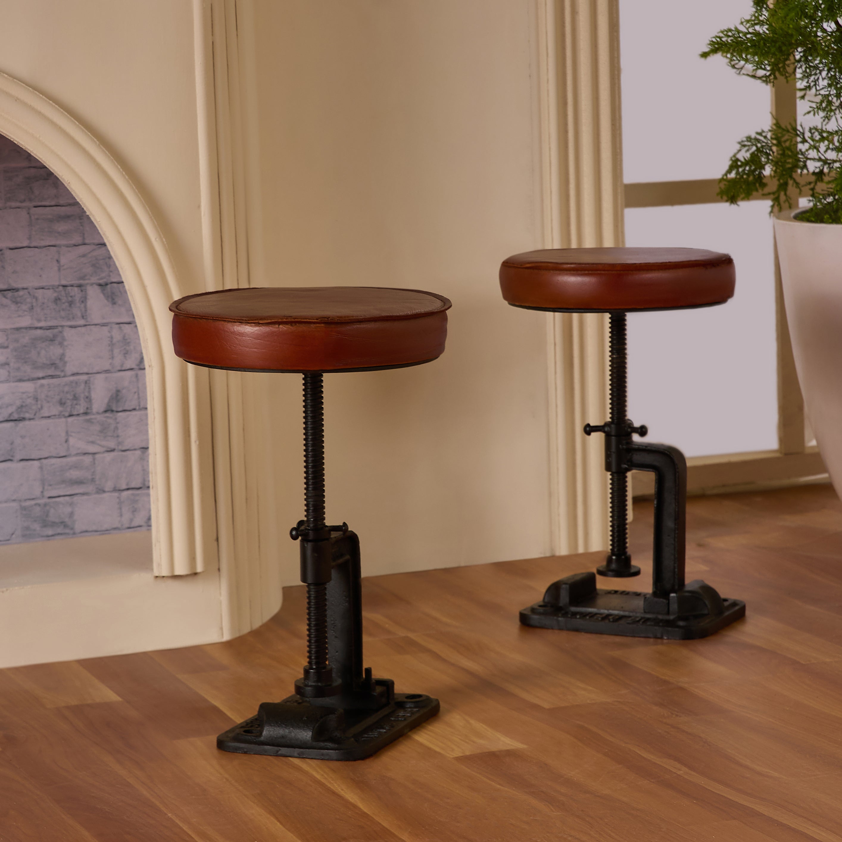 Étau Bar Stool